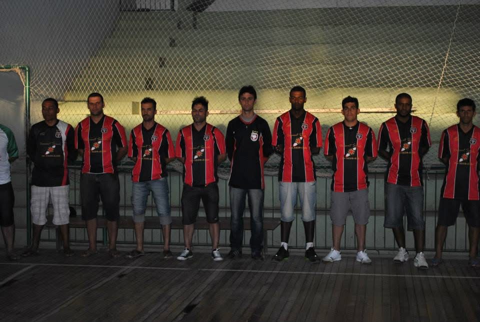Equipe uniforme preto e vermelho listrado