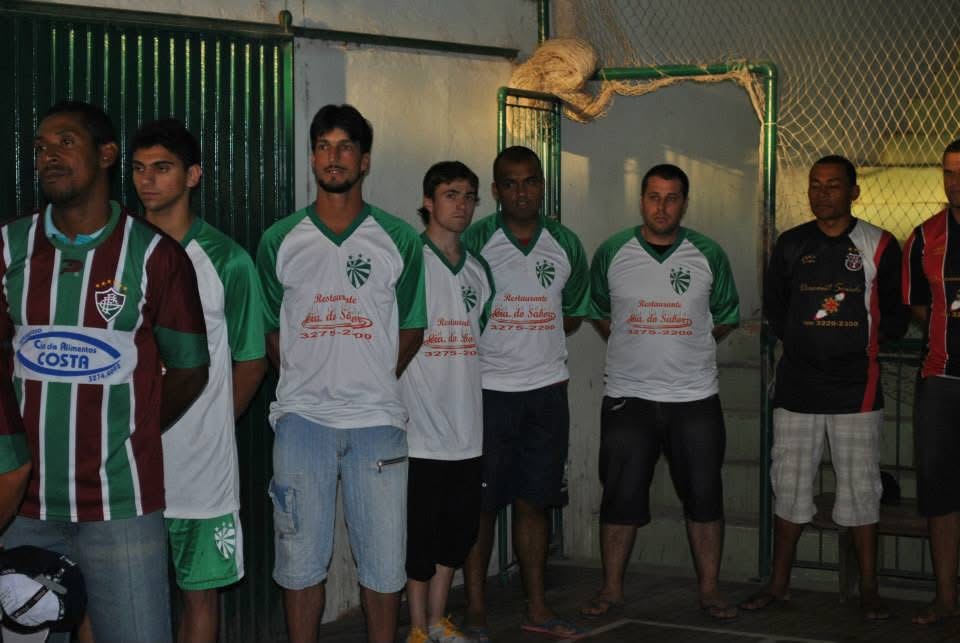 Equipes posicionadas durante cerimônia