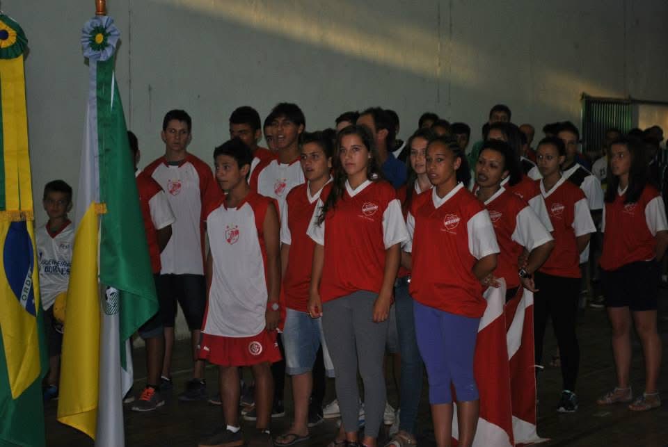 Atletas entoando o Hino Nacional