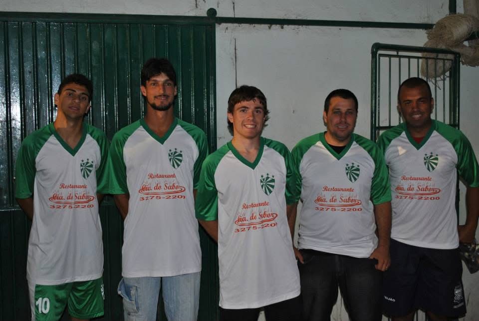 Equipe com uniforme verde e branco