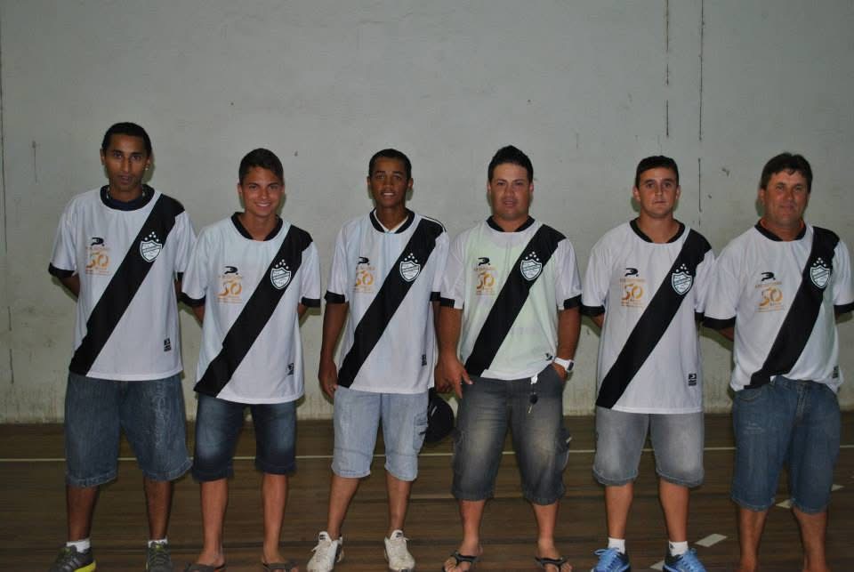 Equipe com uniforme branco e preto