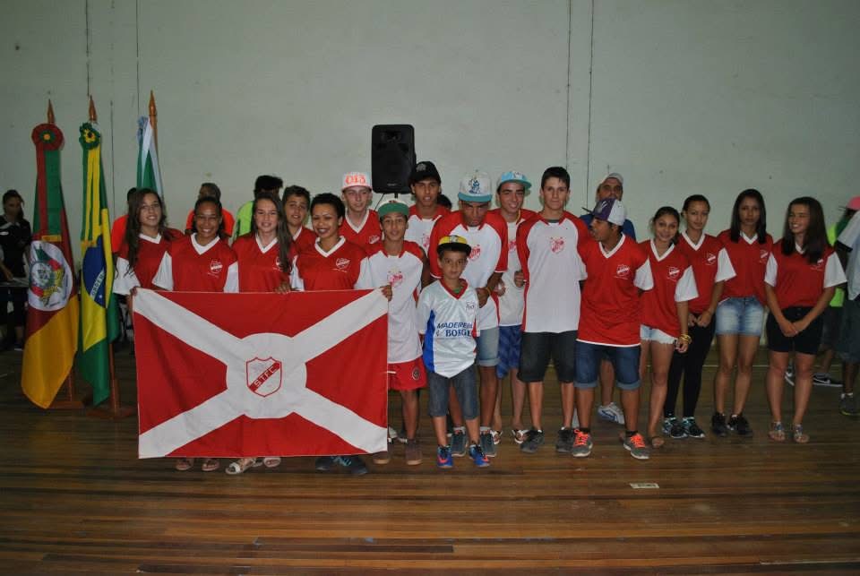 Equipe com bandeira vermelha e branca