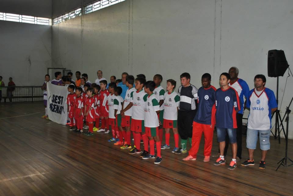 Desfile das equipes com uniformes variados
