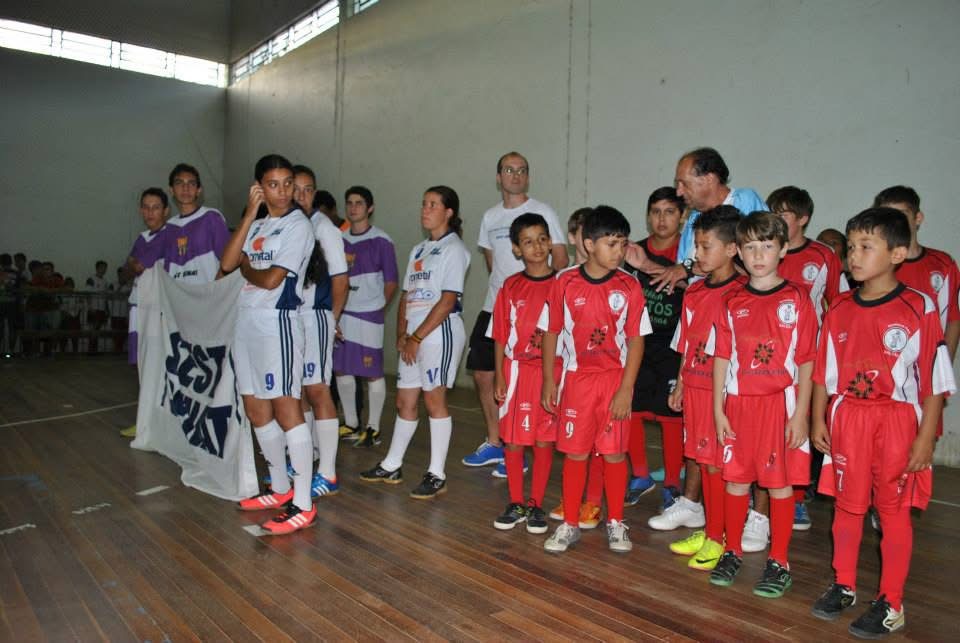 Equipe feminina e infantil na cerimônia
