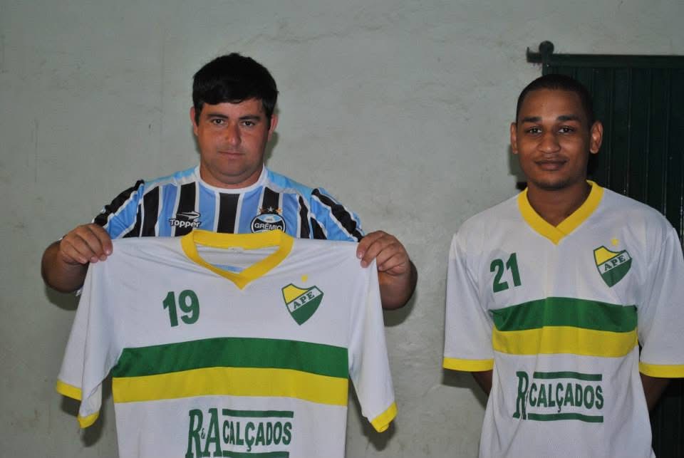 Equipe APE com uniforme verde e amarelo